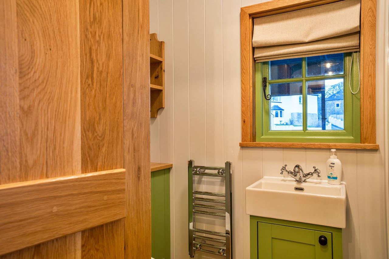 Finest Retreats - The Shepherd'S Hut At Northcombe Farm Beaworthy Bagian luar foto